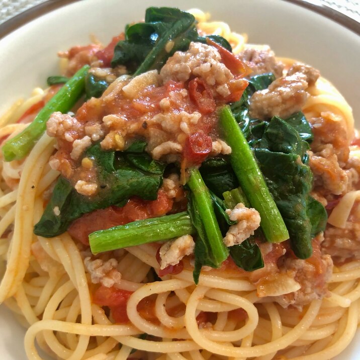 在宅ランチ♫生トマトとほうれん草のピリ辛挽肉パスタ